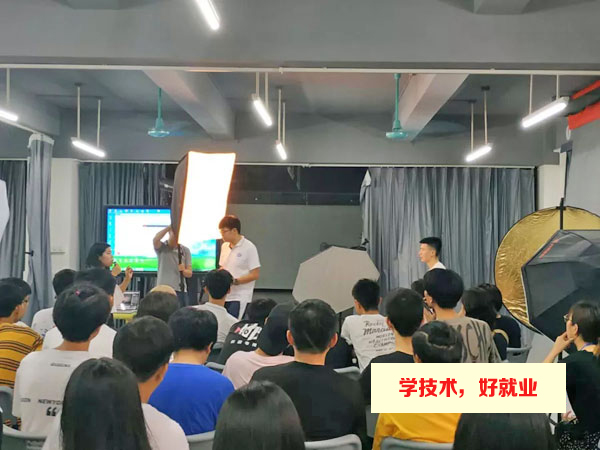 广州白云工商技师学院计算机广告制作专业