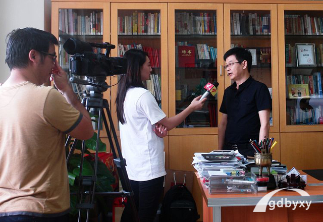 记者深入课堂进行现场采访广州白云电竞