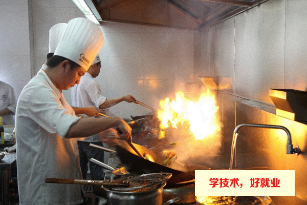广州白云工商技师学院烹饪学生在实训