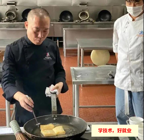美食博士樊志源来广州白云工商技师学院授课指导