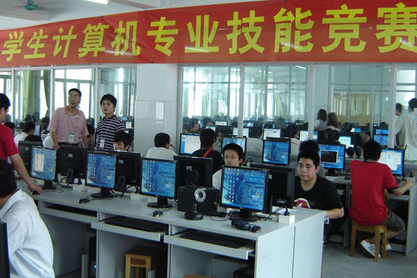 广州白云工商技师学院四年制计算机网络应用收费