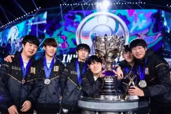 中国IG战队赢得英雄联盟S8全球总决赛冠军
