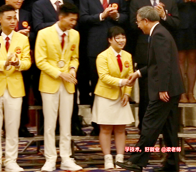 白云服装专业温彩云在北京受到了国务院副总理胡春华的亲切接见