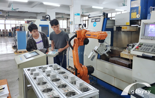 广州白云工商技师学院工业机器人专业学子实践教学