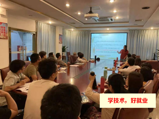 广州白云工商技师学院注重学生的思想教育