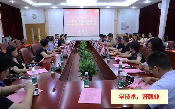 皮具专业-技能人才汇聚广州白云工商高级技工学校，他们在干什么？