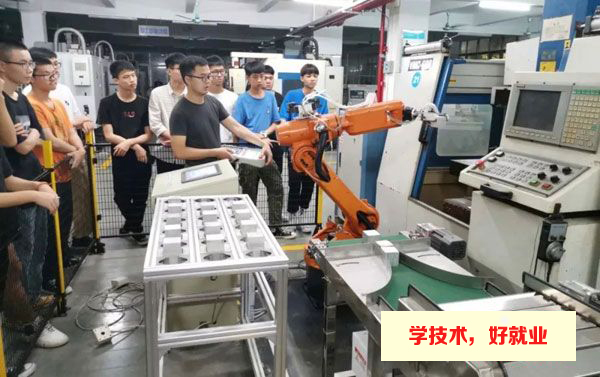 广州白云工商高级技工学校工业机器人教学现场