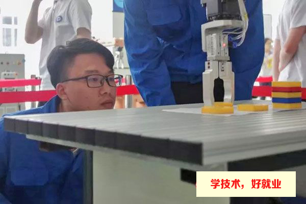 广州白云工商高级技工学校工业机器人实训项目