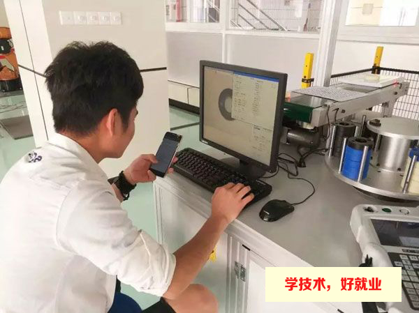 广州白云工商高级技工学校利用电脑设计工业机器人程序