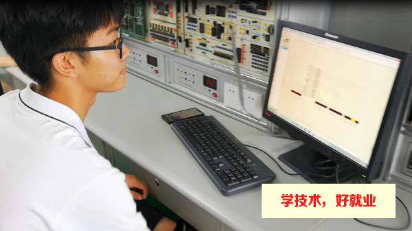 广州白云工商技师学院学生正专心编程