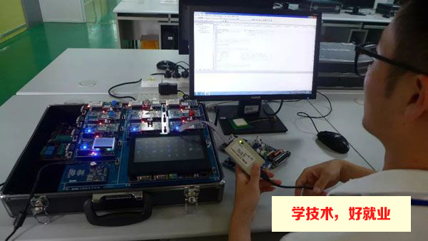广州白云工商技师学院人工智能技术专业