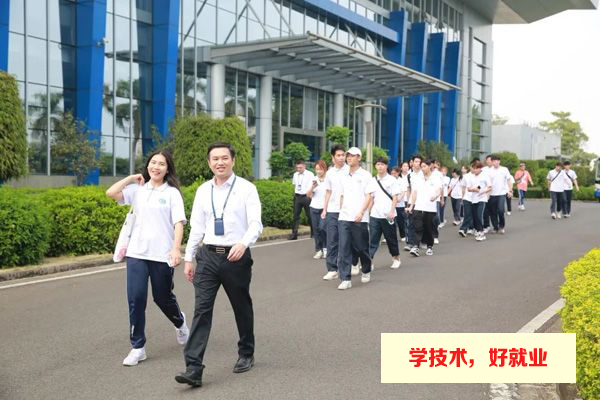 广州市白云工商技师学院航空服务专业