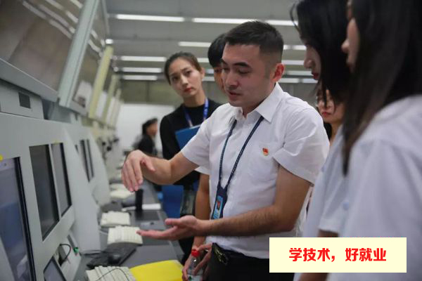 广州市白云工商技师学院航空服务专业