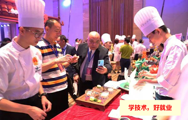 广州市白云工商技师学院烹饪（西餐制作与调酒技术）2021年学费