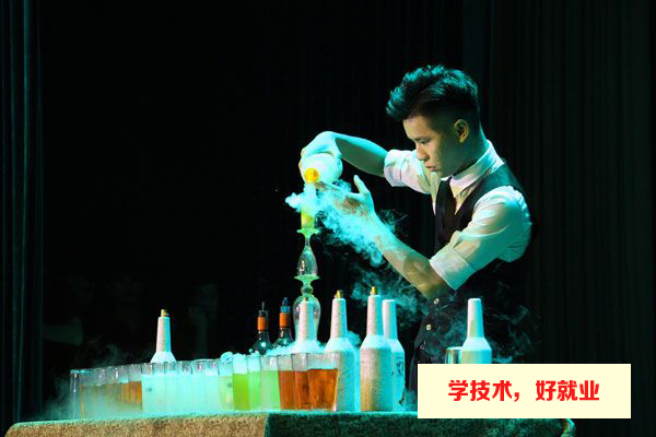 广州市白云工商技师学院调酒协会给你舞台施展才能