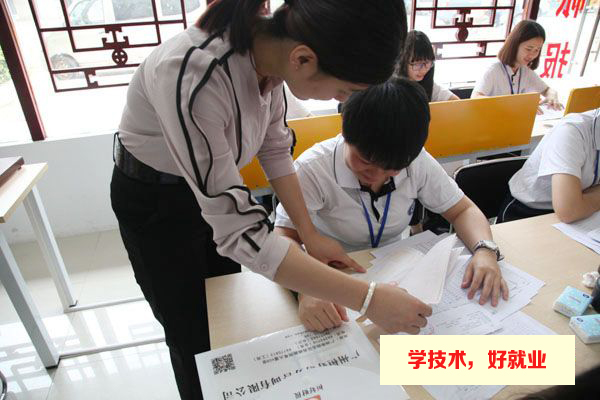 广州白云工商高级技工学校会计专业2020年学费