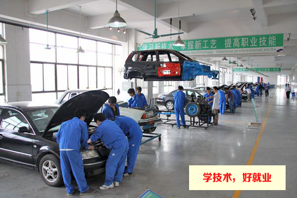广州白云工商技师学院汽车维修实训室