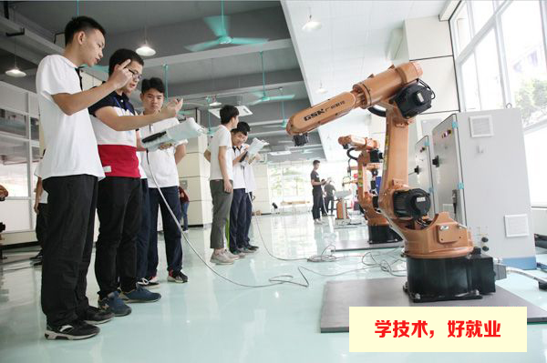 广州市白云工商技师学院工业机器人实训场室