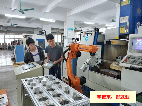 广州市白云工商技师学院工业机器人实训场室