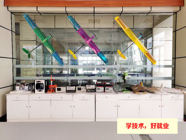 广州市白云工商技师学院无人机实训场室
