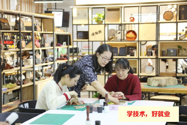 广州市白云工商技师学院皮具设计实训场室