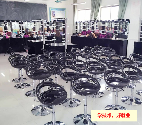 广州市白云工商技师学院形象美容实训场室