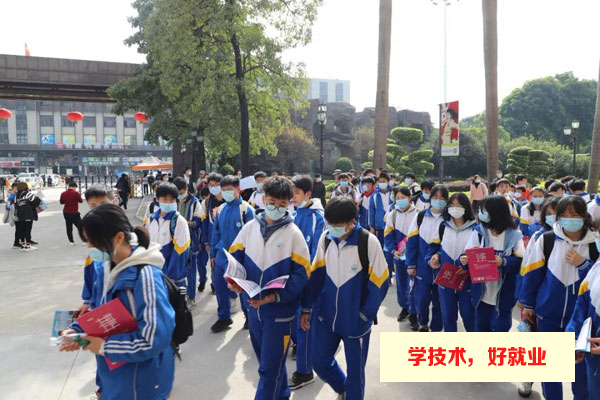 大批家长学生来校参观报名广州白云工商技师学院
